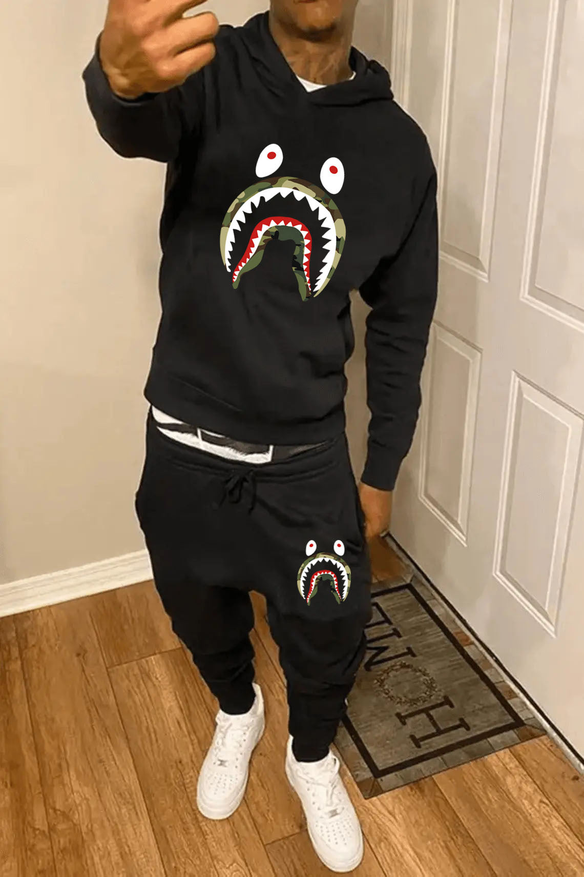 Men's sweatshirt and jogger pants set with striking shark pattern Chic und Stil