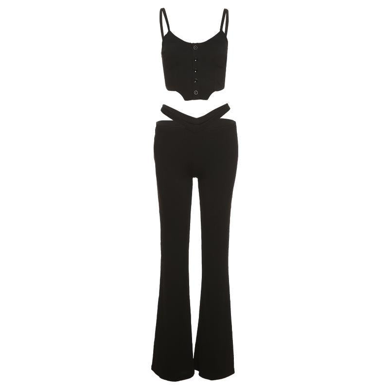 Trendy outfit for women consisting of a crop top with button details and flared pants Chic und Stil