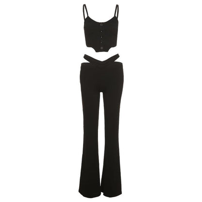 Trendy outfit for women consisting of a crop top with button details and flared pants Chic und Stil