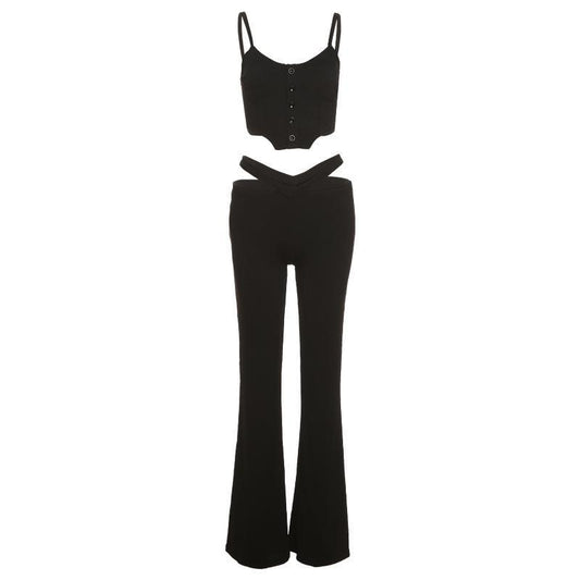 Trendy outfit for women consisting of a crop top with button details and flared pants Chic und Stil