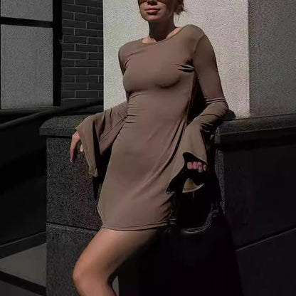 Robe mini pour dames avec élégants manches en trompette et coupe sculptante Chic und Stil