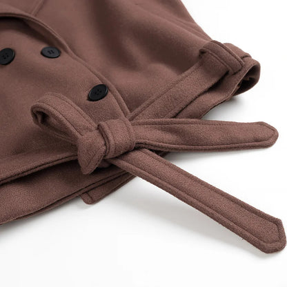 Dame élégante manteau court avec double rangée de boutons et ceinture à la taille Chic und Stil