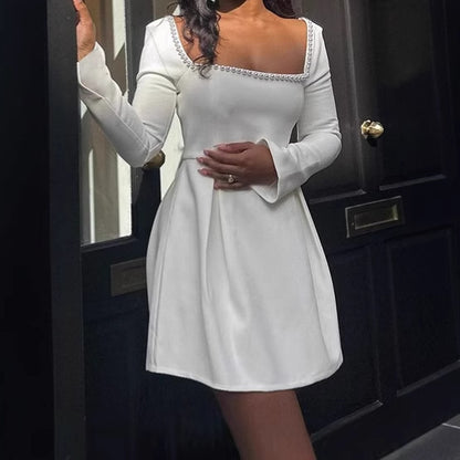 Robe cocktail femme avec décolleté carré et élégants détails en perles Chic und Stil