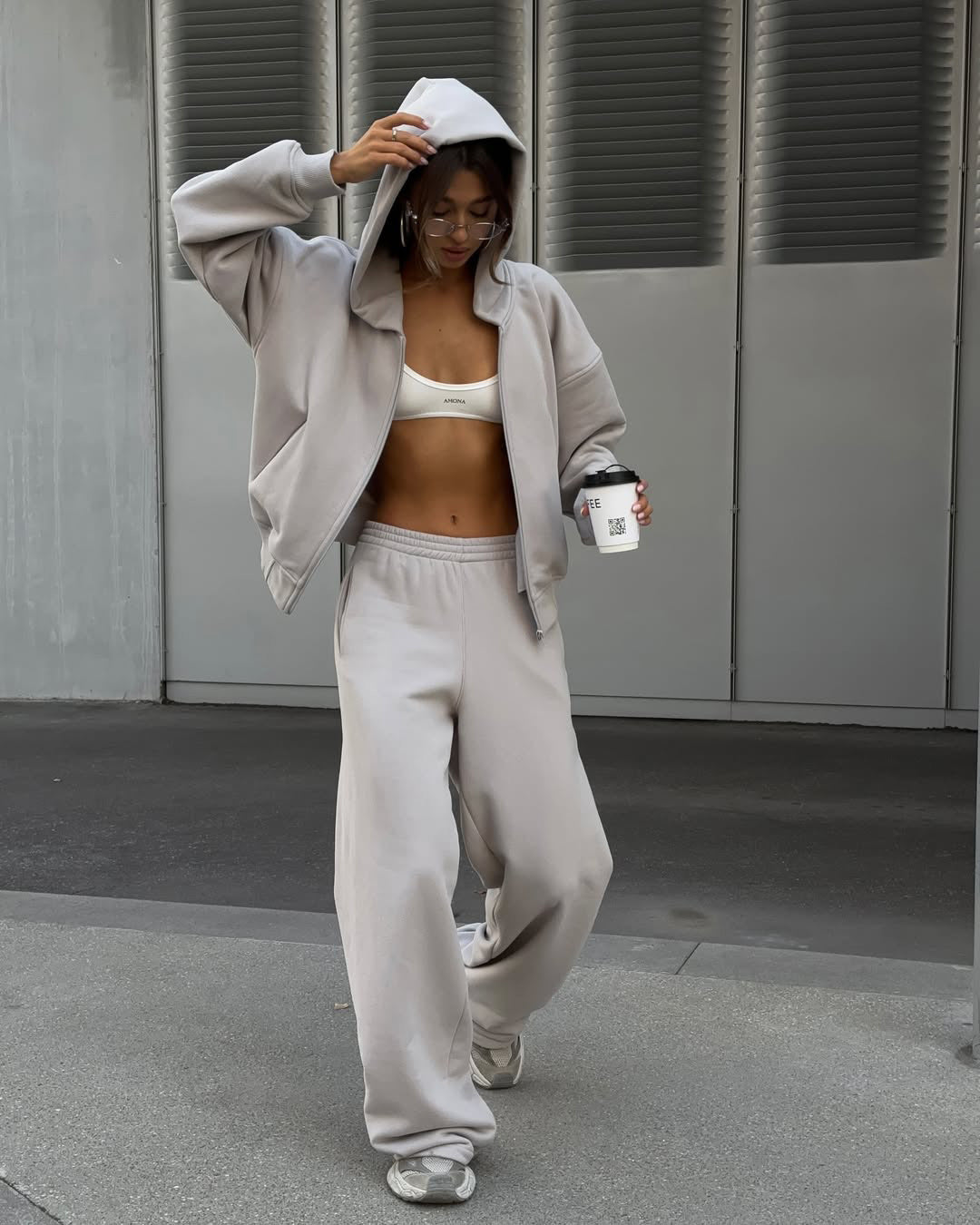 Oversized hooded jacket for women and comfortable jogger pants Chic und Stil