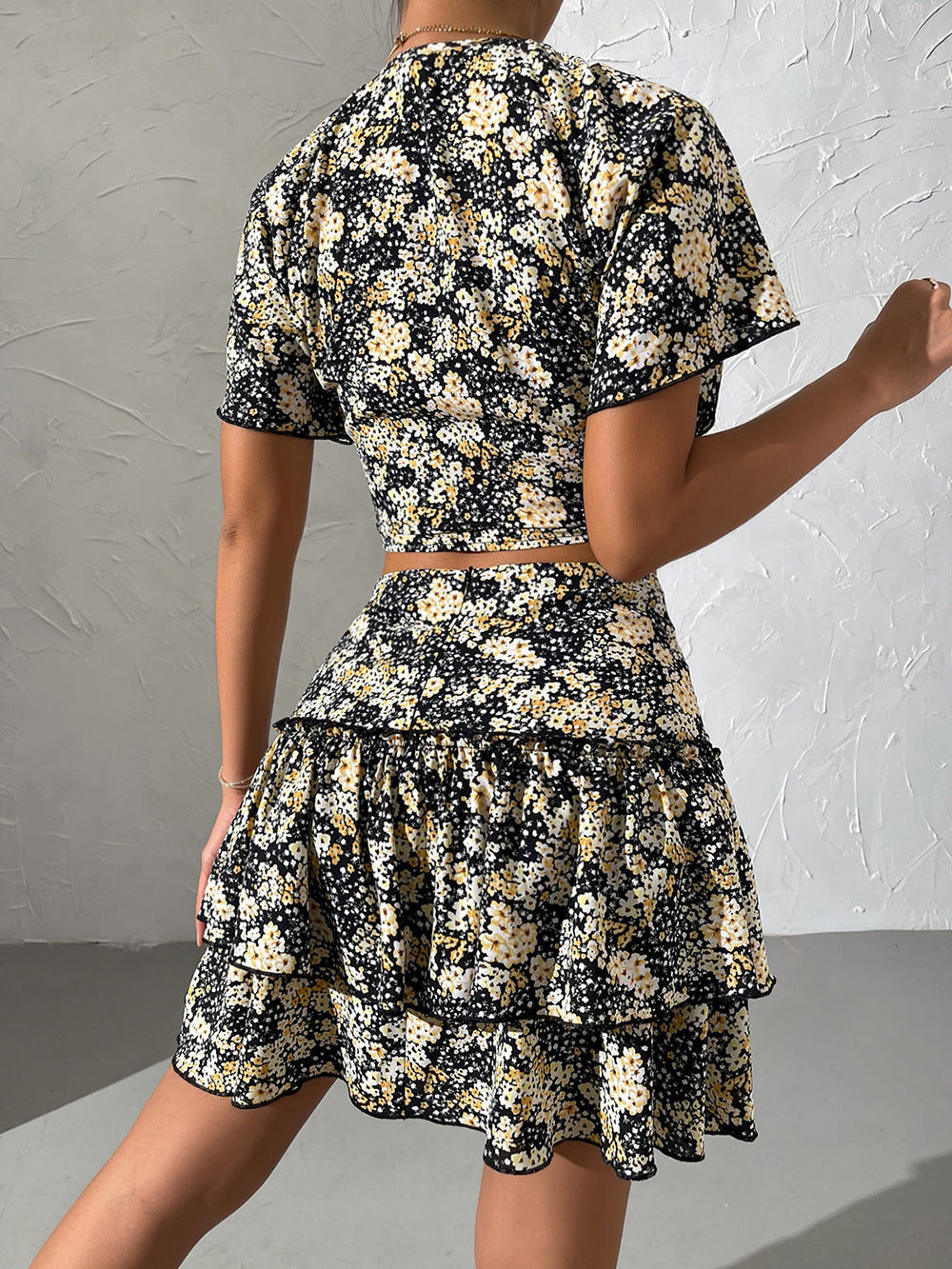 Robe mini florale pour femmes avec fronces et détails en volants Chic und Stil