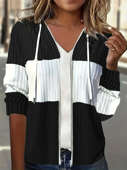 Veste de loisirs pour femmes avec motif à côtes texturé et capuche Chic und Stil