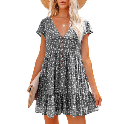 Robe d'été pour femmes avec des motifs floraux et des détails de boutons Chic und Stil