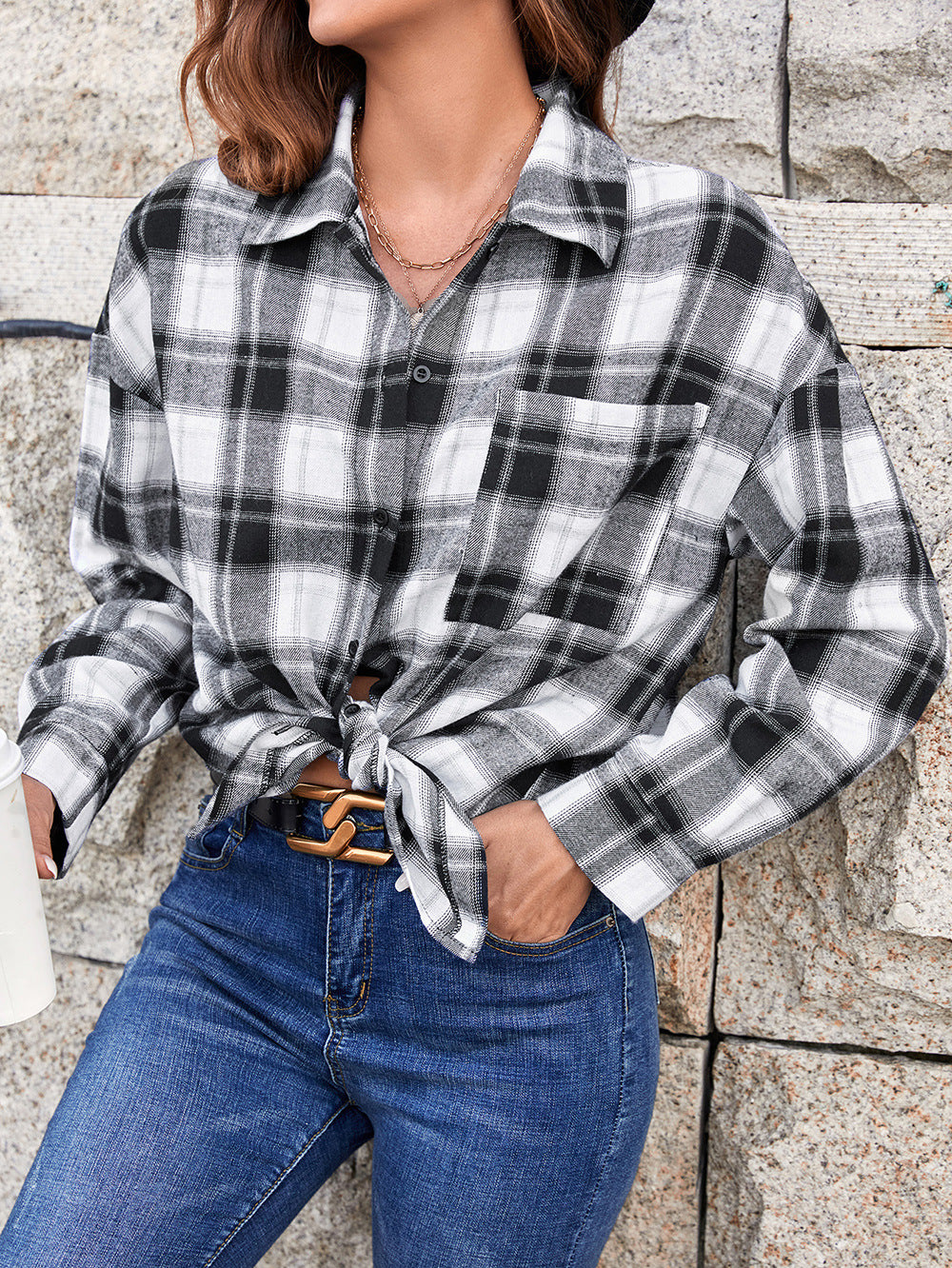 Chemise à carreaux oversize pour femmes avec des détails modernes Chic und Stil