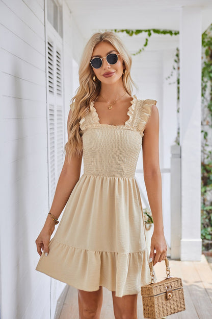 Robe mini d'été pour femmes avec des détails en volants et une coupe cintrée Chic und Stil