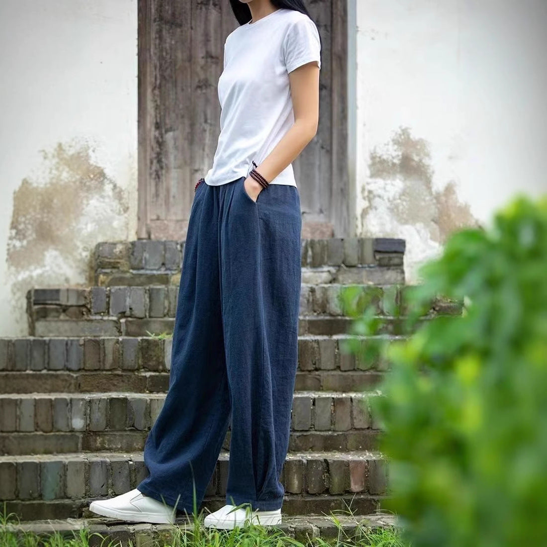 Wide linen pants for ladies with elastic waistband and side pockets Chic und Stil