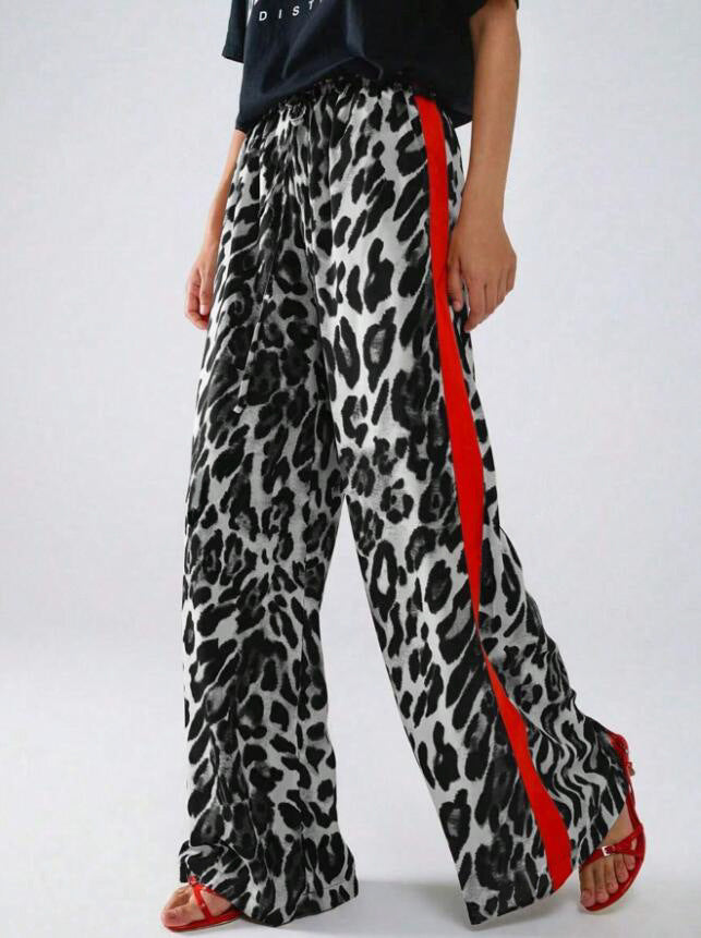 Wide linen pants for women with trendy leopard pattern and contrasting stripe Chic und Stil