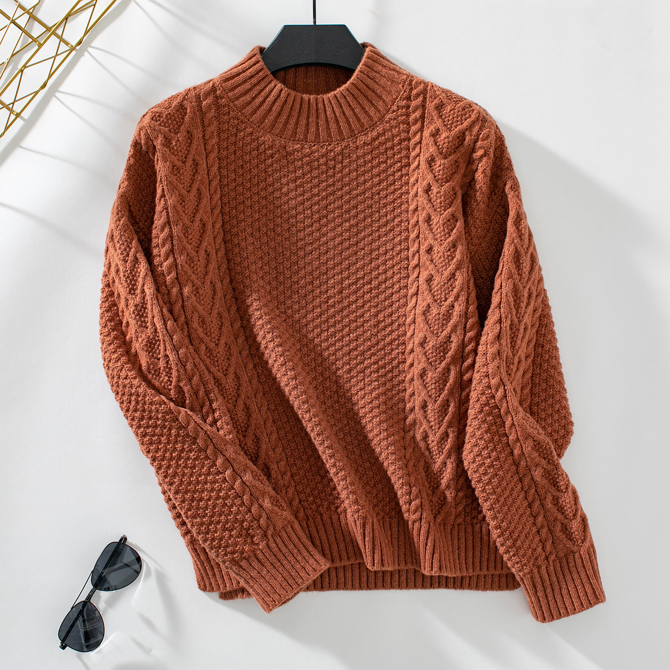 Pull en tricot pour femmes avec un motif de torsades saisissant et un col montant Chic und Stil