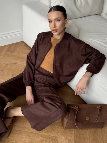 Dames costume de sport urbain avec veste cropped et pantalon large confortable Chic und Stil