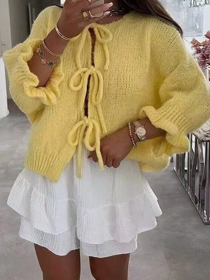 Dame Grosse maille cardigan avec des détails noués de manière ludique Chic und Stil