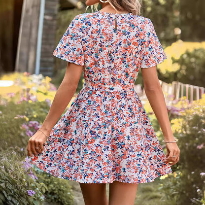 Robe midi à fleurs pour femmes avec lien à la taille et ourlet ondulant Chic und Stil
