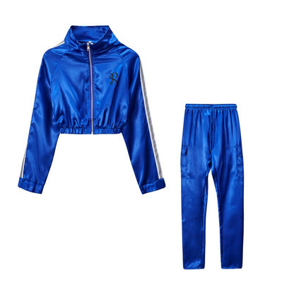 Women's sporty tracksuit set with cropped jacket and jogger pants Chic und Stil