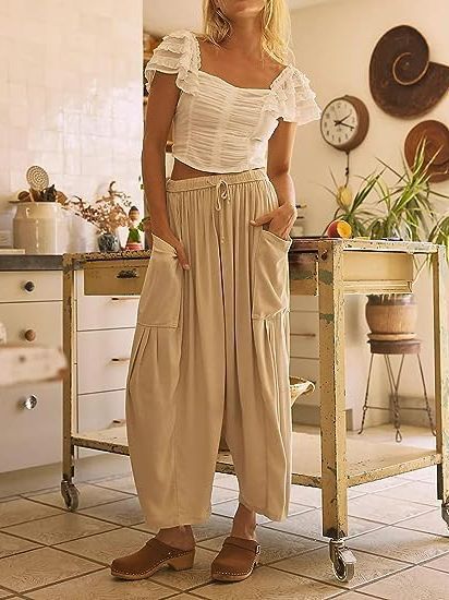 Comfortable wide-leg pants for women with practical side pockets and elastic waistband Chic and Style
