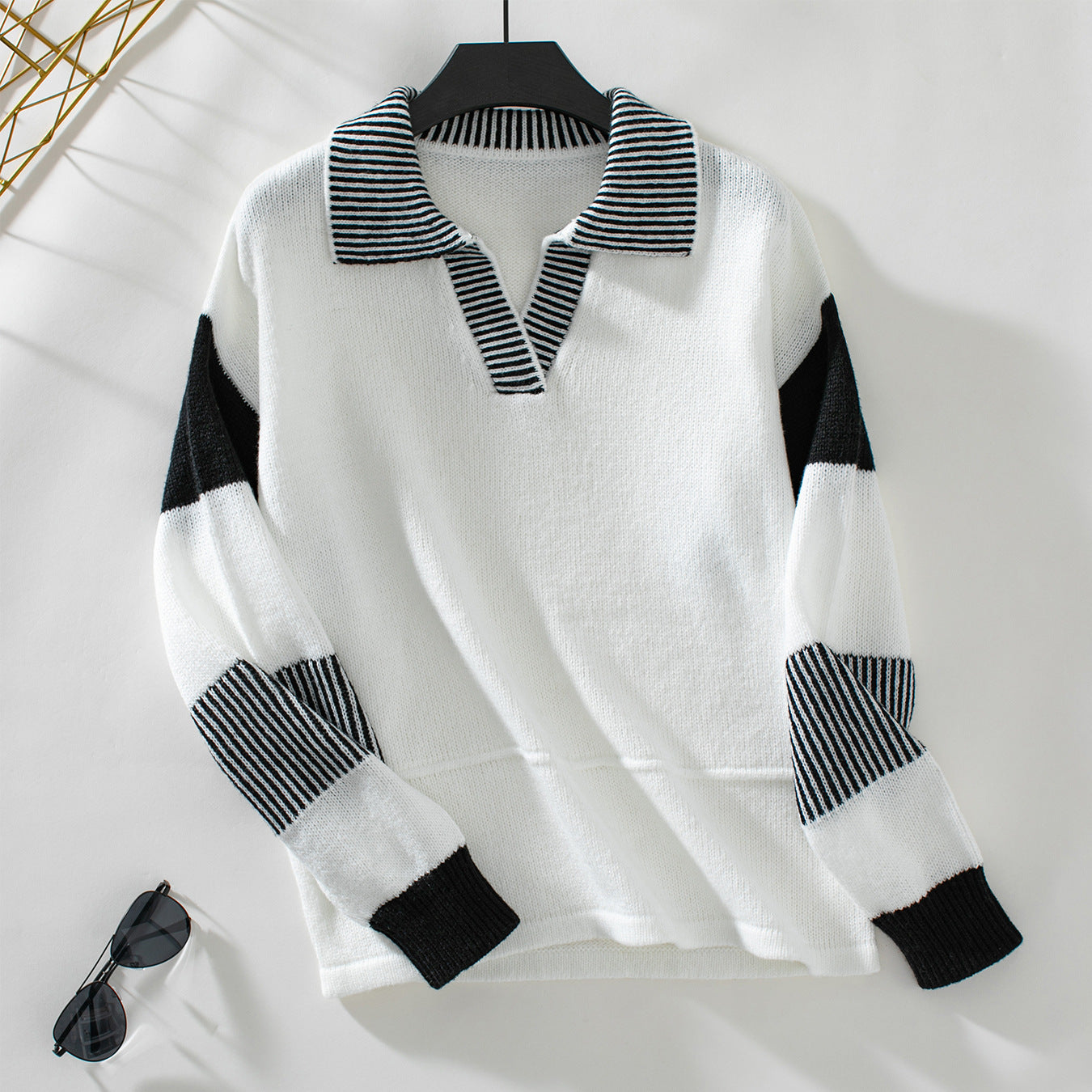 Pull féminin tendance avec col polo et rayures contrastées Chic und Stil