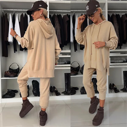Casual and stylish loungewear set for women in soft material with hood and loose pants Chic and Style