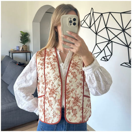 Women's vest with floral design and practical pockets Chic and Style