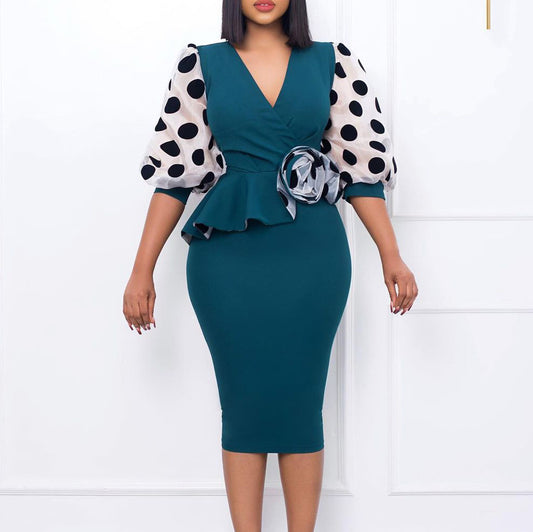 Robe de cocktail cintrée pour femmes avec manches bouffantes transparentes et accent floral Chic und Stil
