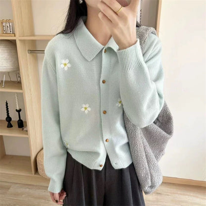 Dame cardigan avec des applications florales et un col classique Chic und Stil