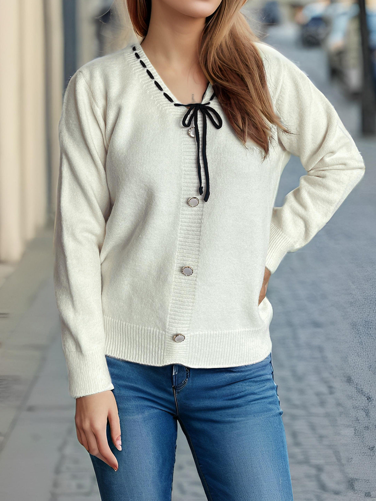 Pull en tricot à la mode pour femmes avec lien fantaisie et boutons décoratifs Chic und Stil