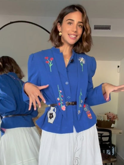 Blazer pour femmes avec un design floral brodé et une coupe cintrée Chic und Stil