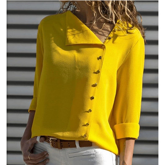 Blouse mode femme avec des détails de bouton discrets Chic und Stil