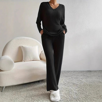 Costume en tricot élégant pour femmes avec décolleté en V et taille latérale Chic und Stil