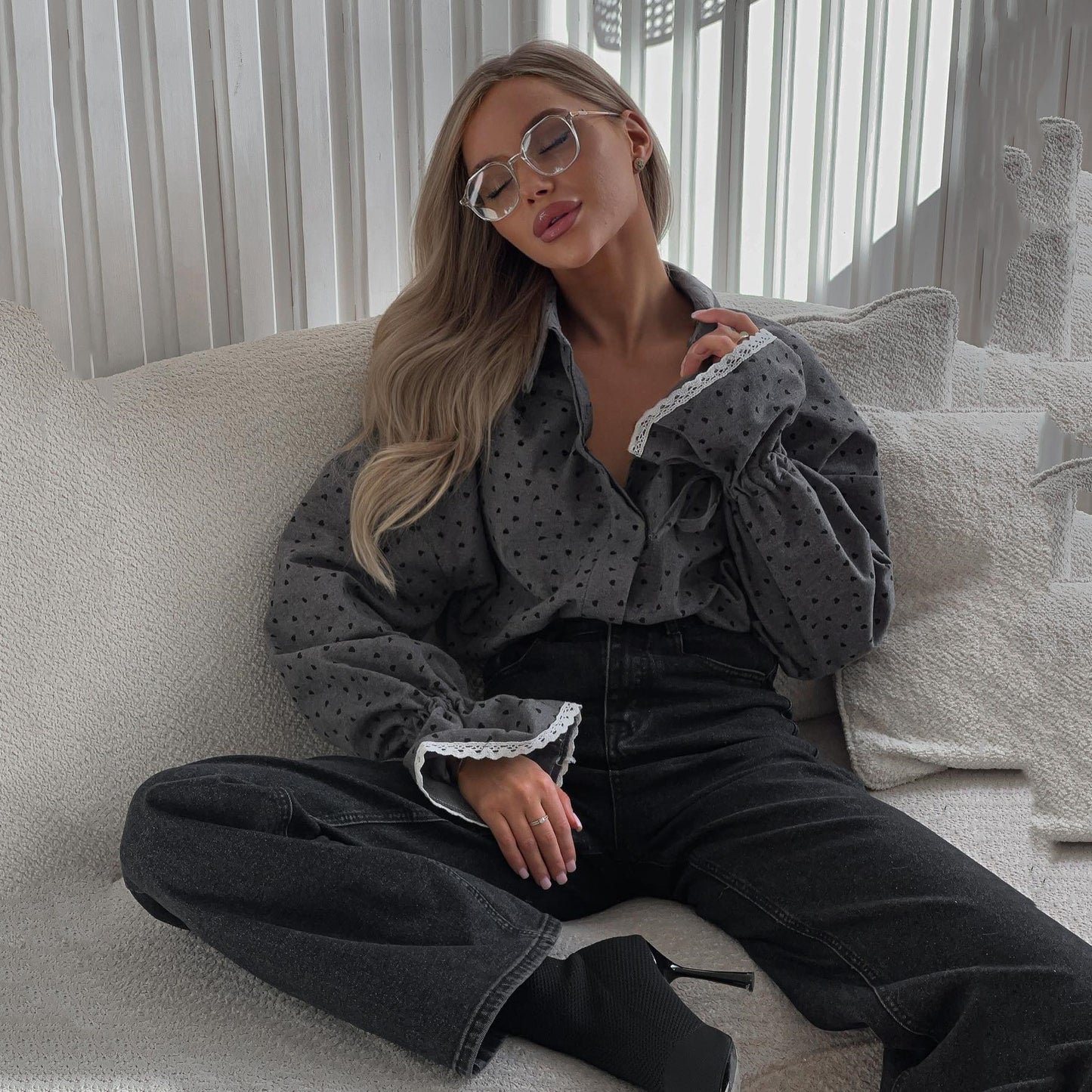 Dames élégante blouse avec un motif de cœur affectueux et des détails en volants Chic und Stil