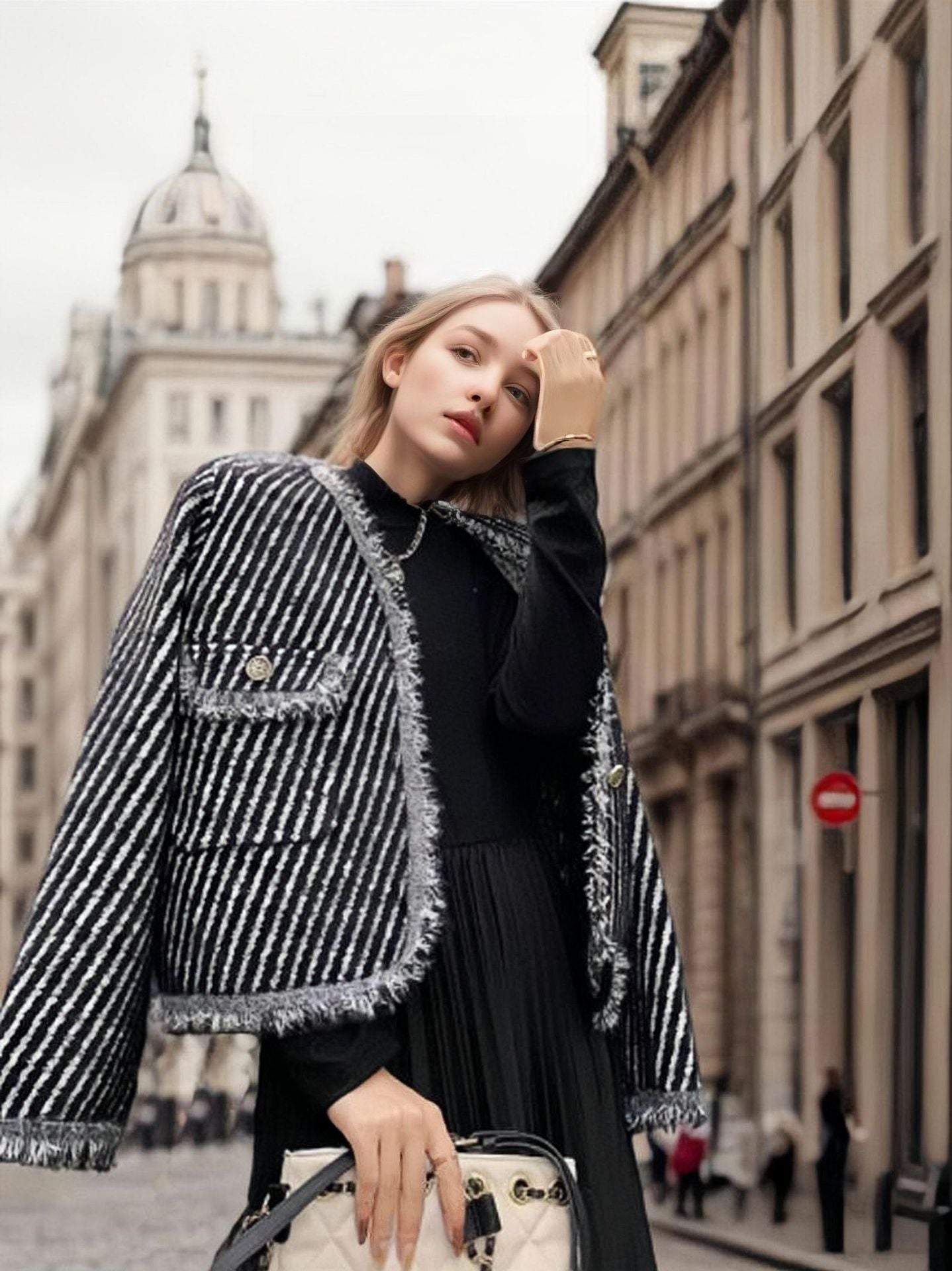 Cardigan pour femmes avec des boutons décoratifs et un textile doux Chic und Stil