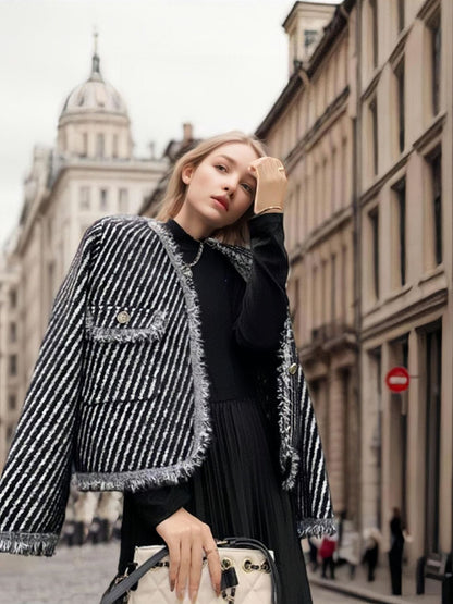Cardigan pour femmes avec des boutons décoratifs et un textile doux Chic und Stil