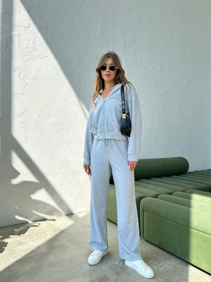 Comfortable lounge set for women with hooded top and loose pants Chic and Style