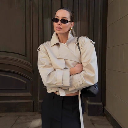 Dames élégante trench-coat avec coupe innovante et détails pratiques Chic und Stil