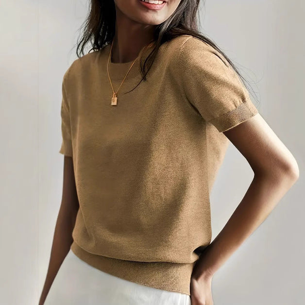Pull en fine maille pour femmes avec une silhouette à manches courtes et un matériau fluide doux Élégance et style