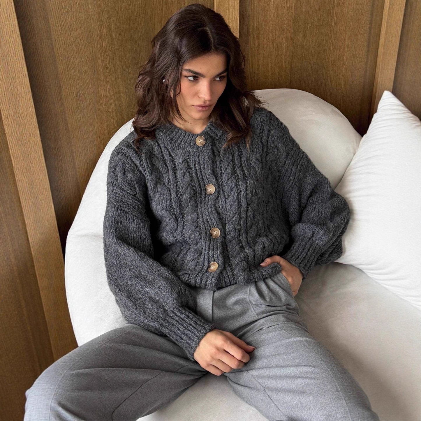 Dames gros tricot cardigan avec des détails de bouton élégants et des manches volumineuses Chic und Stil