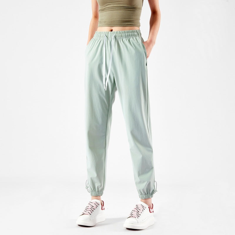 Light sport pants for women with elastic waist and practical pockets Chic und Stil