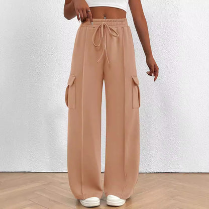 Cargo pants for women with a relaxed fit, elastic waist, and practical pockets Chic and Style