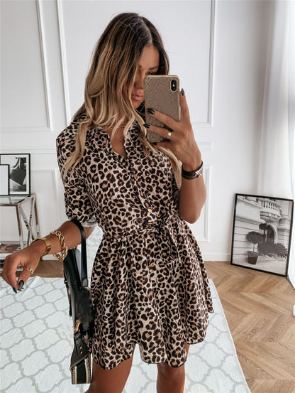 Robe chemise féminine tendance avec motif géométrique et nœud cintrable Chic und Stil