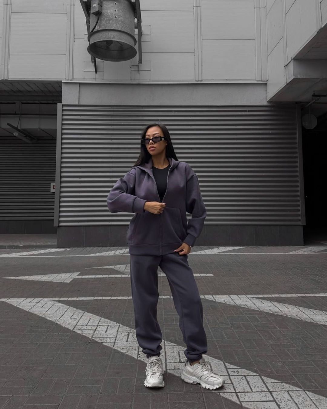 Women's sports set consisting of a hoodie and jogger pants Chic und Stil