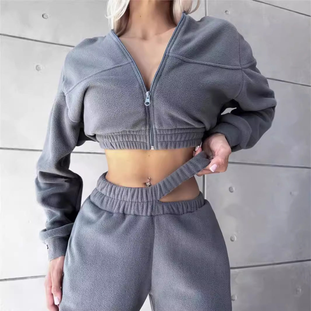 Ladies' fleece sports set with short hooded sweatshirt and elastic pants Chic und Stil