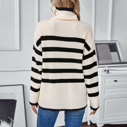 Pull à col roulé pour femmes avec détails de boutons et design rayé Chic und Stil