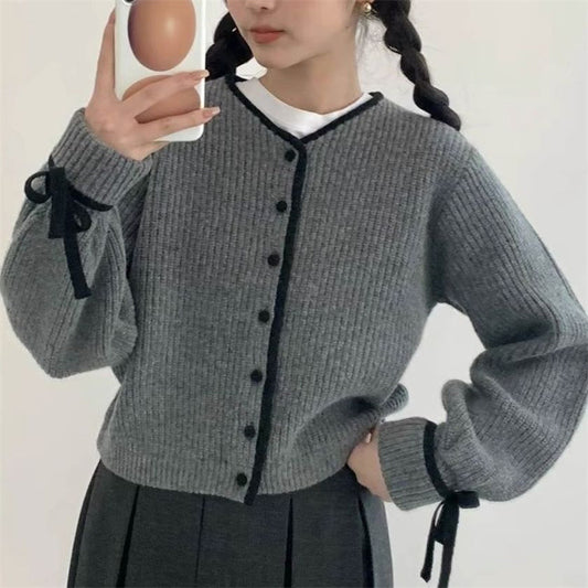 Cardigan pour femmes avec des finitions contrastées aux manches et boutonnière Chic und Stil