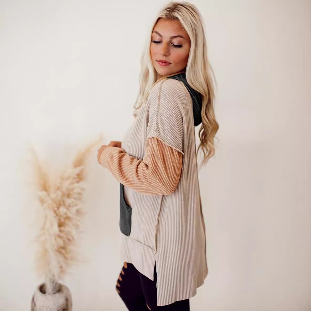 Pull à capuche décontracté pour femmes avec un design structuré et des poches pratiques Chic und Stil