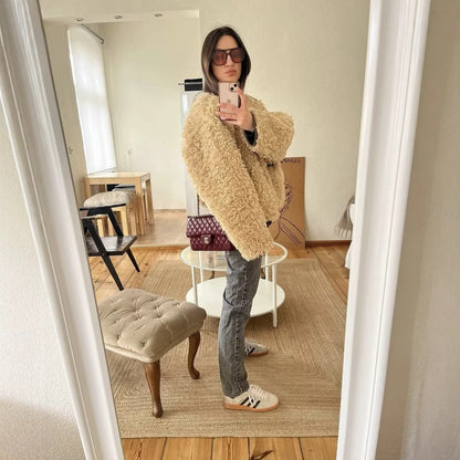 Dames Fuzzy Veste courte avec une structure unique et une coupe décontractée Chic und Stil