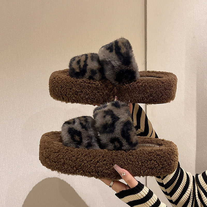 Chaussures d'intérieur pour femmes avec dessus en peluche douillet et accents élégants de léopard Chic und Stil