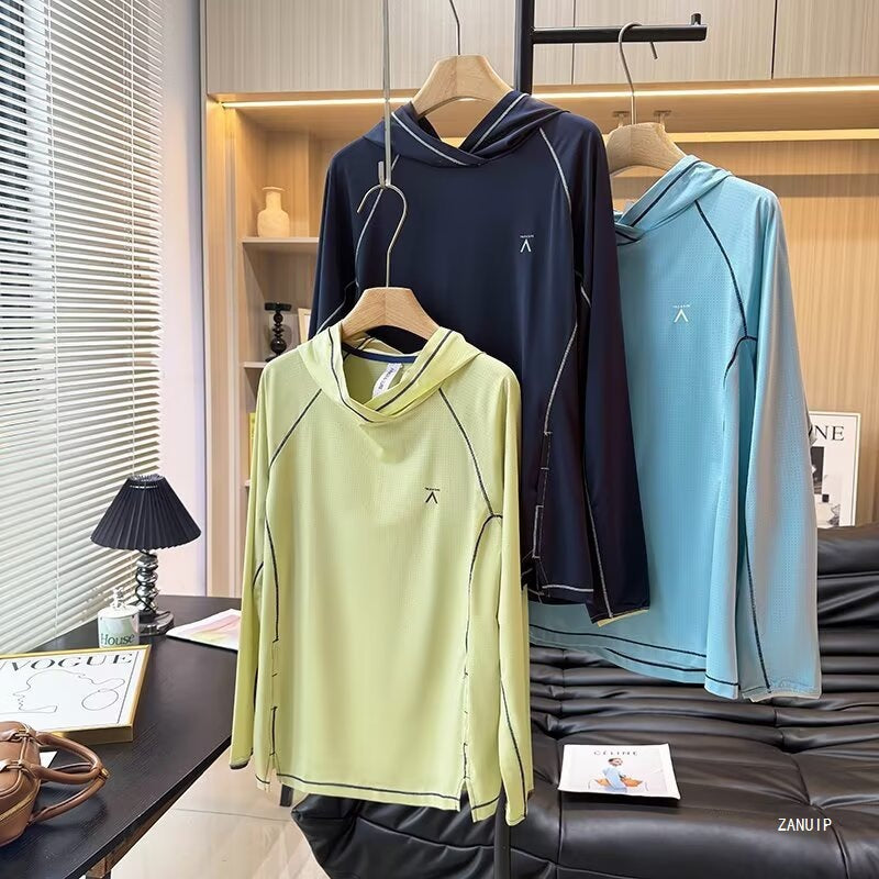 Haut de sport fonctionnel pour femmes avec capuche et propriétés respirantes Chic & Stil