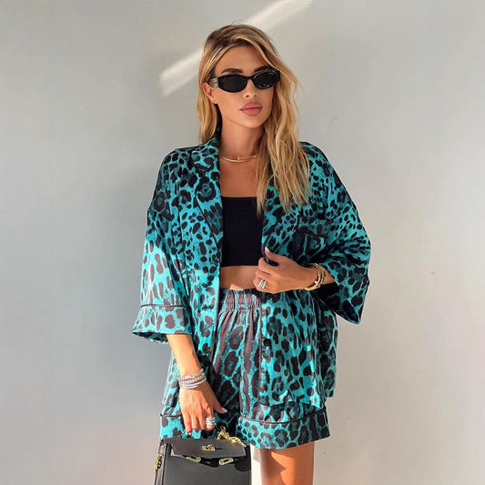 Blouse courte à manches courtes en satin pour femmes avec motif léopard et coupe décontractée Chic und Stil