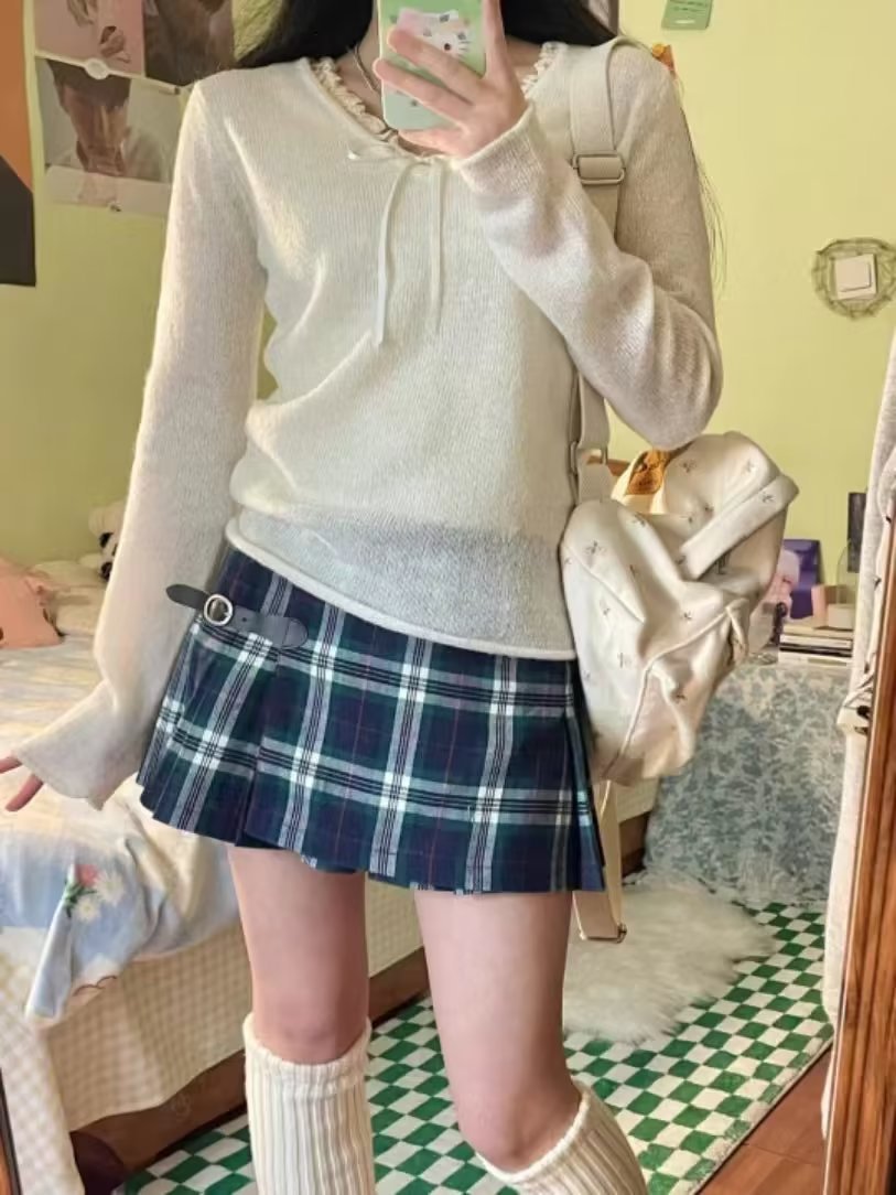 Pull tricoté pour femmes avec col et détails en volants Chic & Stil